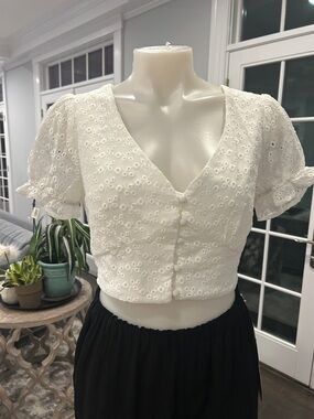4SI3NNA White Eyelet V-Neck Button Crop Top